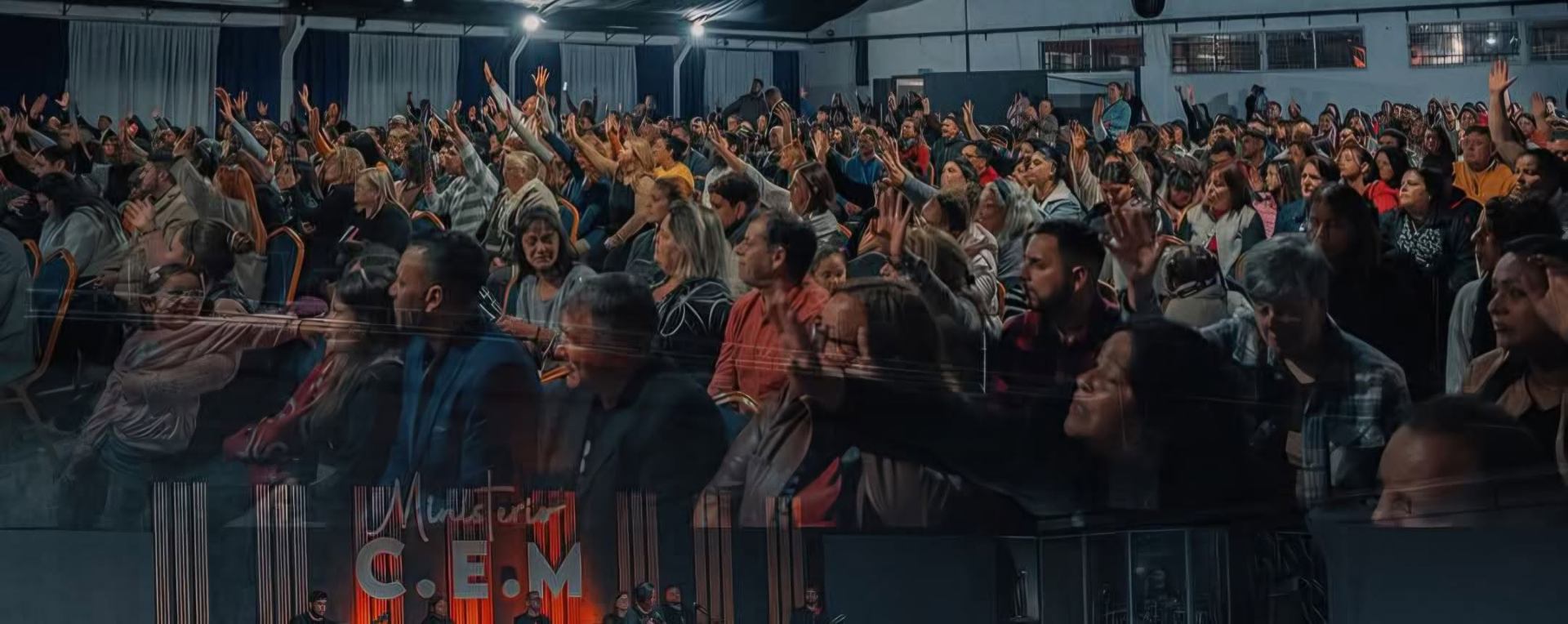 Multitud adorando en Ministerio C.E.M
